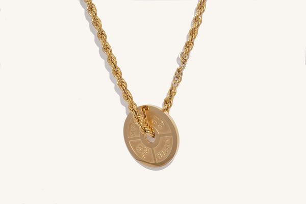 Gargantilla con dije de Pesa en Acero Inoxidable Dorado