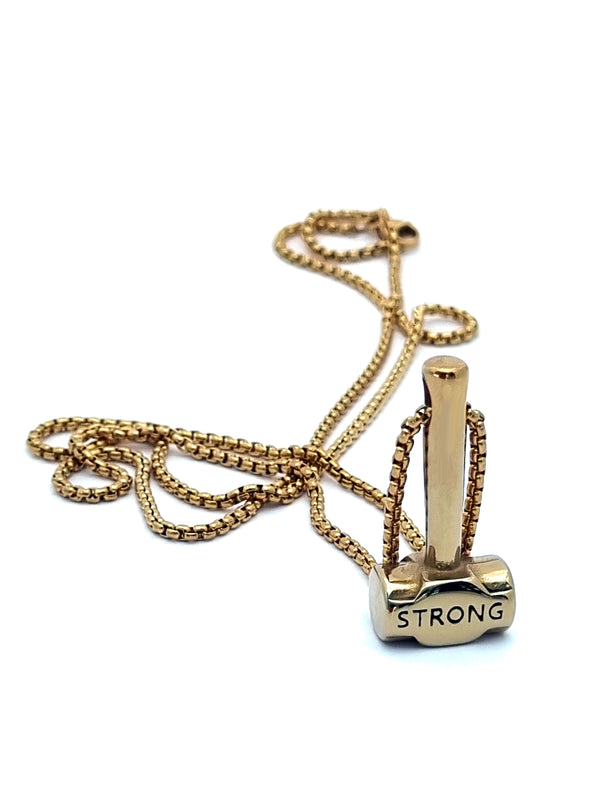 Gargantilla con dije de Martillo en Acero Inoxidable Amarillo