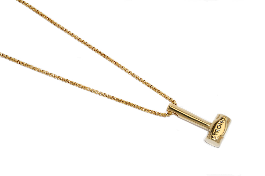 Gargantilla con dije de Martillo en Acero Inoxidable Amarillo