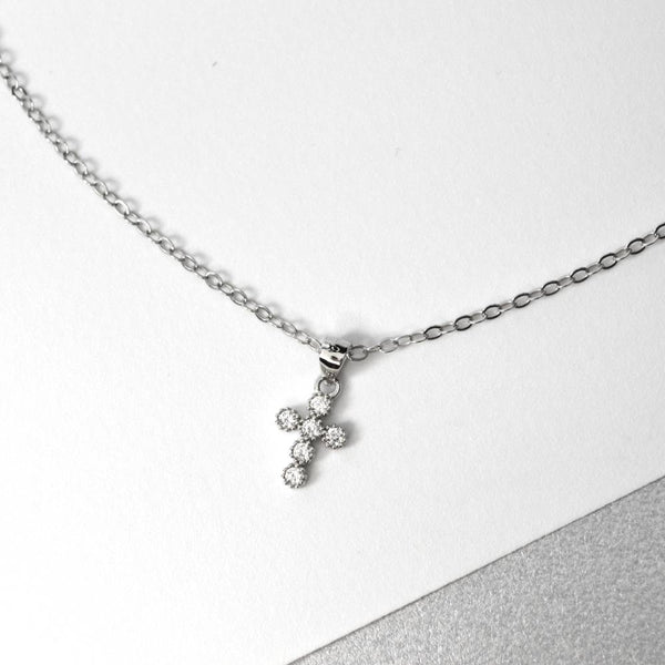 Cruz mini lisa de plata 925 con zirconias blancas