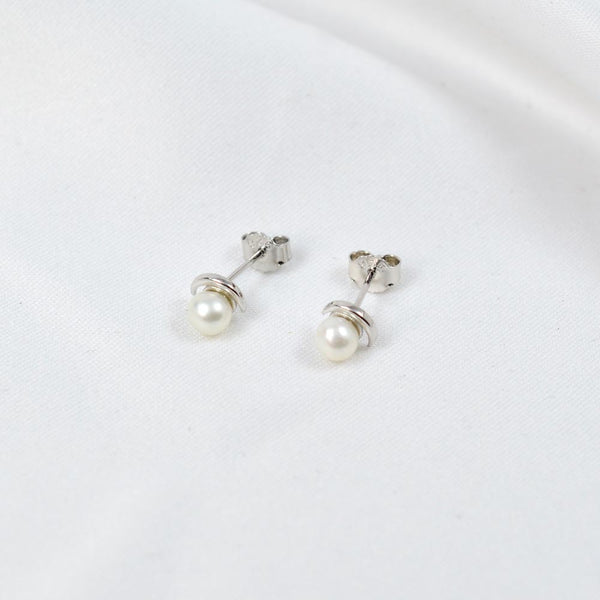 Aretes de Plata con Perla Circular y Onda de Plata